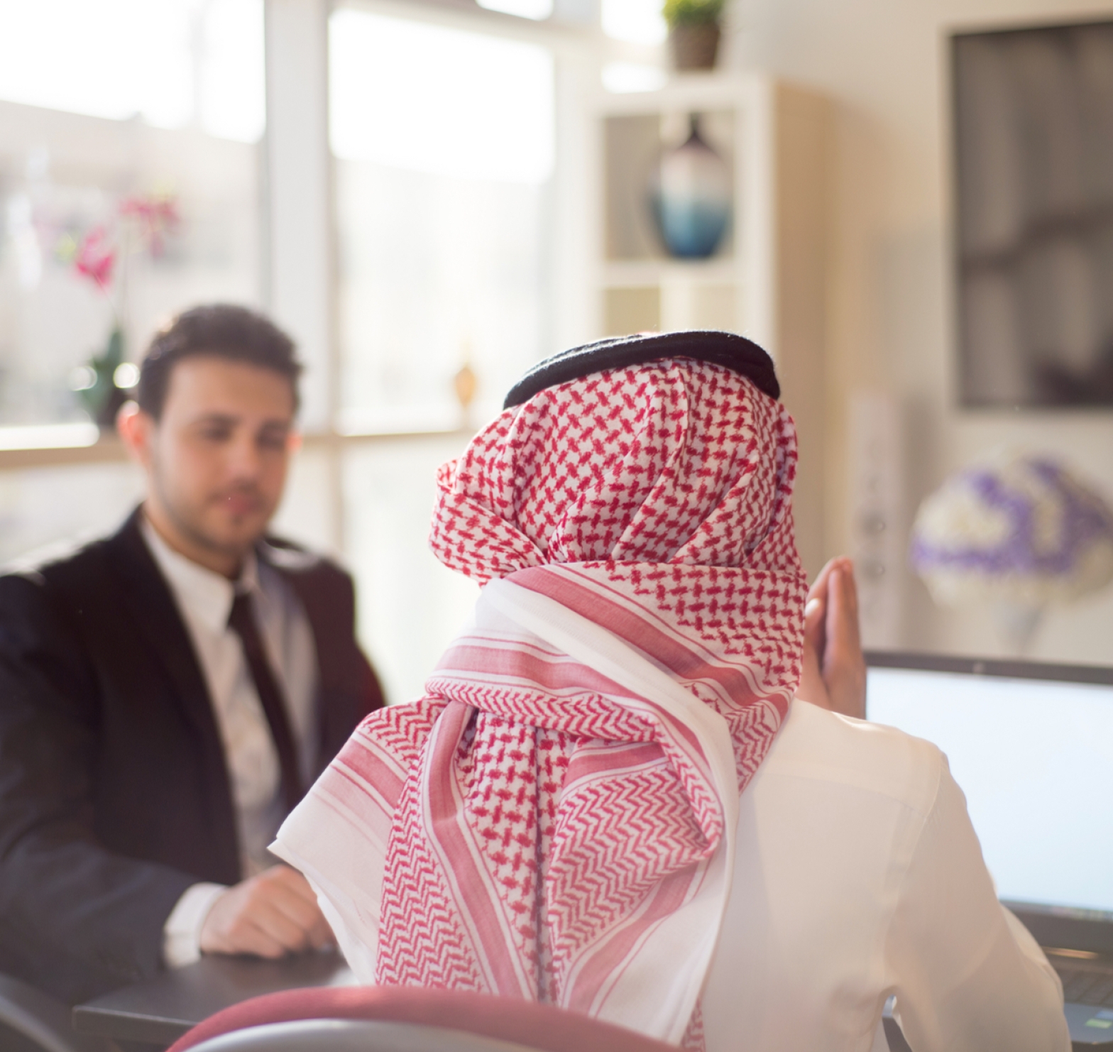 Business-meeting-in-Saudi-Arabia